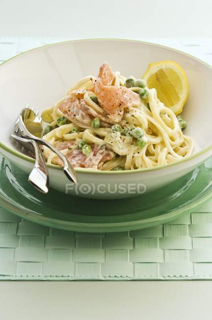 Linguine pasta with smoked salmon — Stock Photo