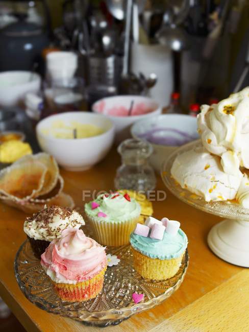 Cupcakes e merengues decorados — Fotografia de Stock