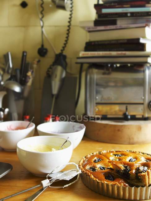 Сушений сливовий пиріг в інтер'єрі кухні — стокове фото