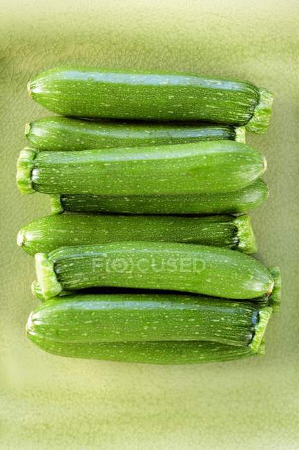 Свежие зеленые кабачки — стоковое фото