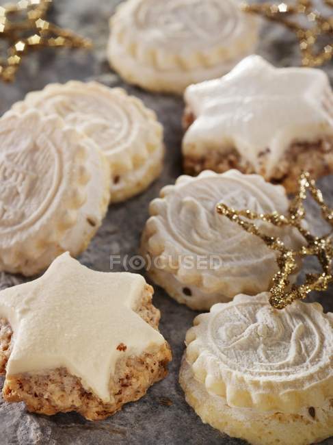 Праздничное печенье и звезды корицы — стоковое фото
