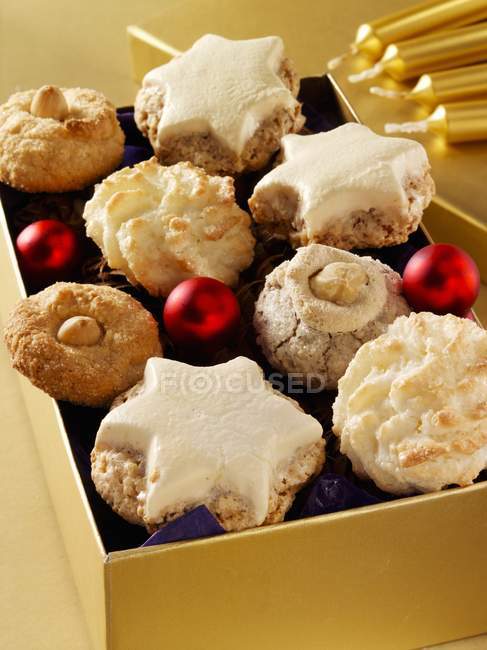 Scatola di dolci biscotti natalizi — Foto stock
