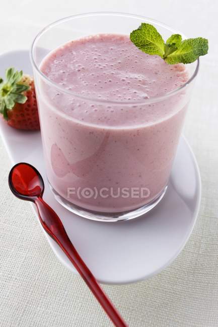 Smoothie fraise en verre — Photo de stock