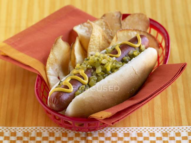 Hot Dog garniert mit Relish und Senf — Stockfoto