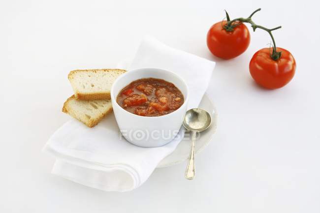 Tomatensalsa und Brot — Stockfoto