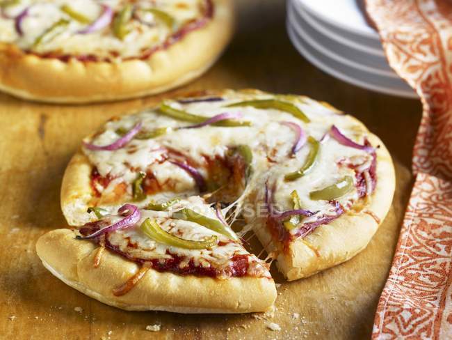 Pizza personale con Cipolla e Peperoni — Foto stock