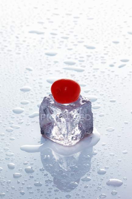 Cubo de hielo con cereza - foto de stock