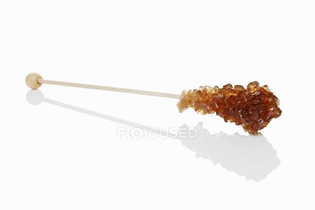 Vue rapprochée d'un bâton de swizzle à un sucre sur une surface blanche — Photo de stock