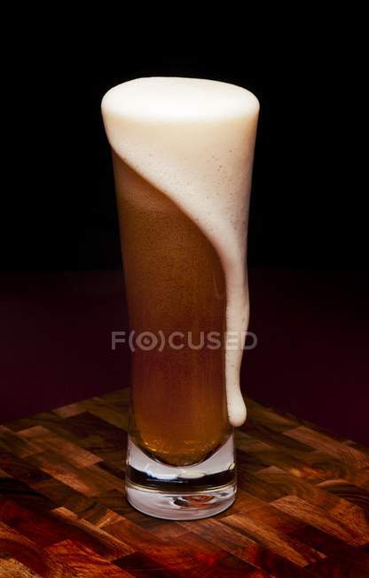 Tasse en verre de bière — Photo de stock