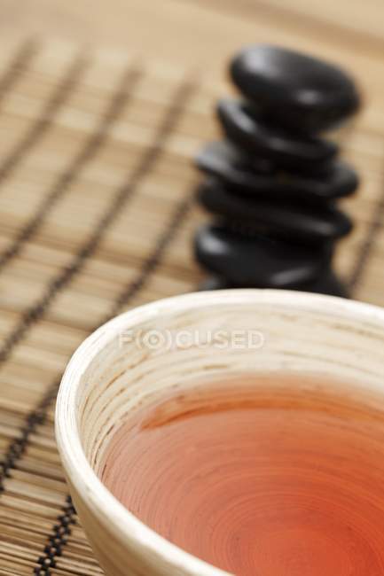 Трав'яний здоровий чай в мисці — стокове фото
