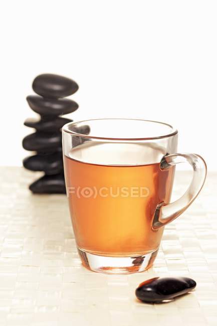 Травяной здоровый чай в стакане — стоковое фото
