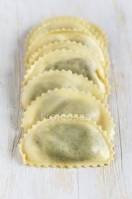 Tortellini fresco con espinacas - foto de stock