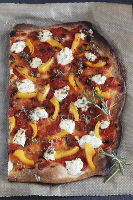 Пицца с томатным и травяным сыром — стоковое фото