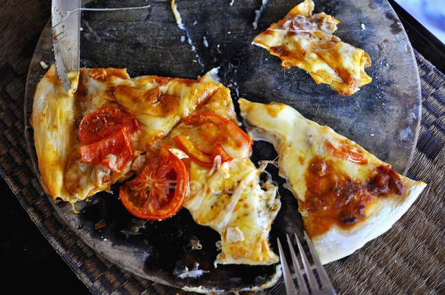 Restos de Pizza Margerita - foto de stock