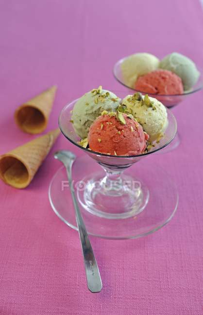 Crème glacée pistache et fraise — Photo de stock