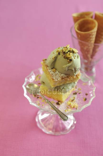 Sandwich with pistachio ice cream and lemon cake — Stock Photo