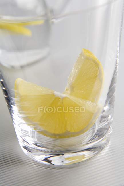 Agua con rodajas de limón - foto de stock
