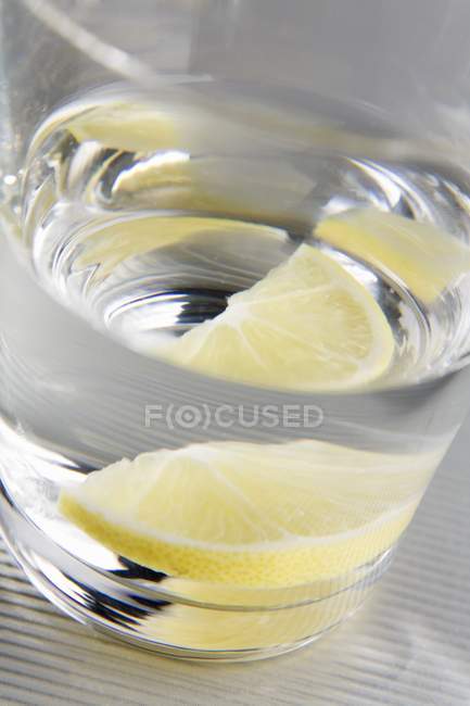 Acqua con fetta di limone — Foto stock