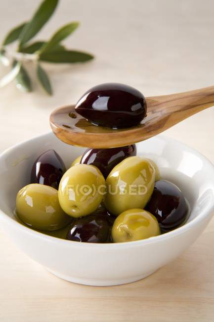 Olive verdi e nere in ciotola — Foto stock