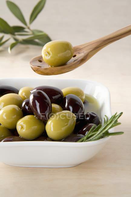 Green and black olives in bowl — Stock Photo