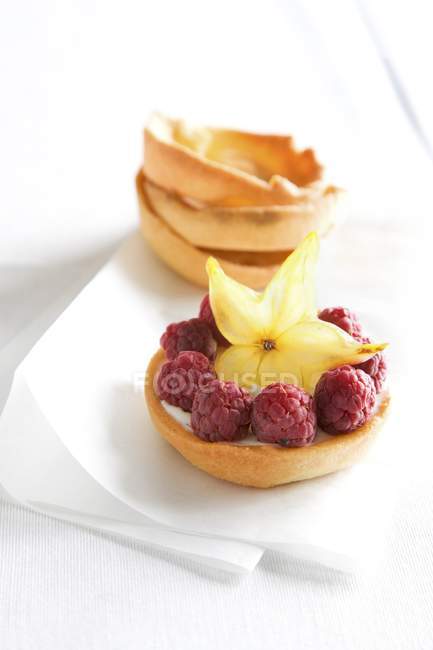 Tartaleta de frambuesa con fruta estrella - foto de stock