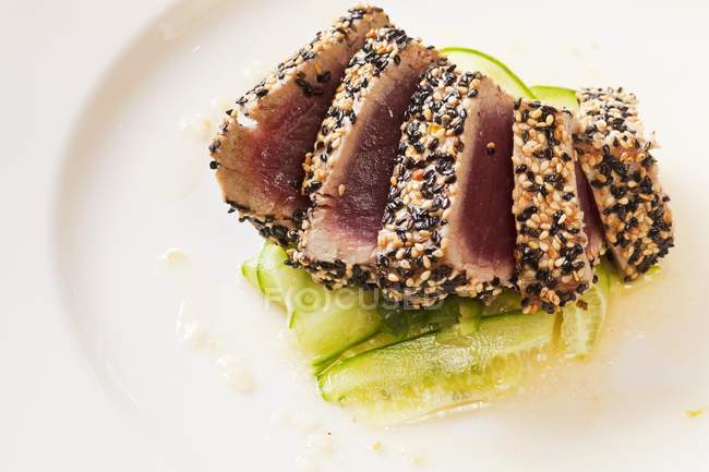 Sesame crusted seared tuna — Stock Photo