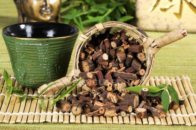 Tea and dried root — Stock Photo