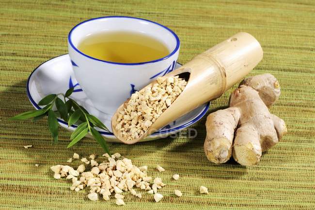 Ginger tea and dried ginger root — Stock Photo