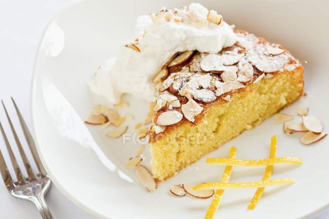 Gâteau aux agrumes garni d'amandes — Photo de stock