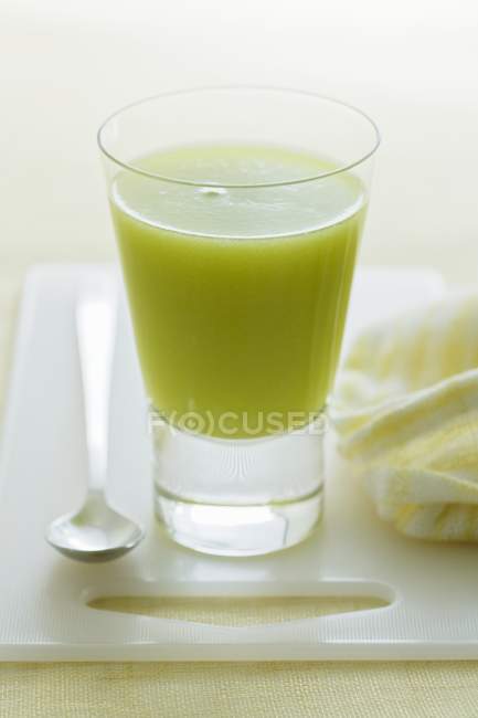 Verre de jus de fruit kiwi en verre — Photo de stock