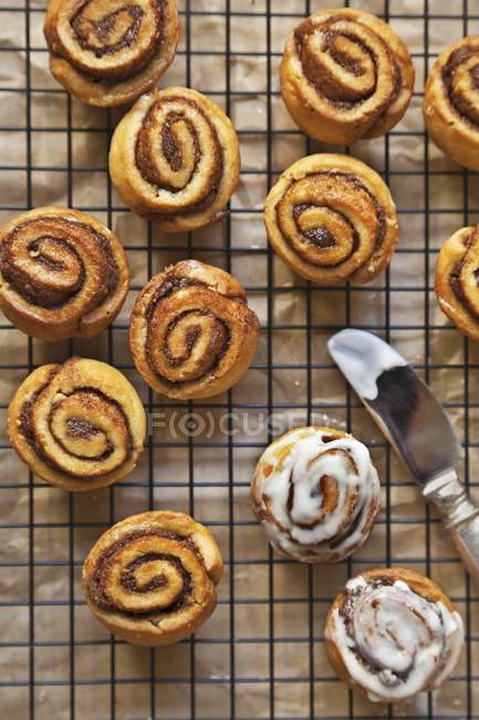 Cinnamon Buns with Vanilla Icing — Stock Photo
