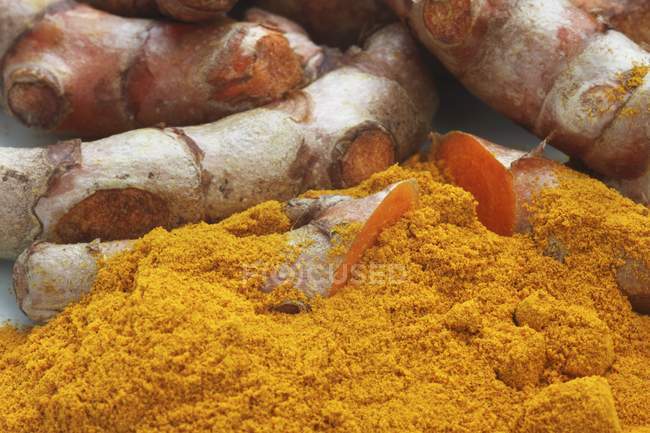 Turmeric roots and powder — Stock Photo