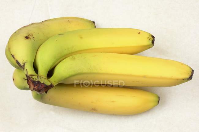 Ramo de plátanos amarillos - foto de stock