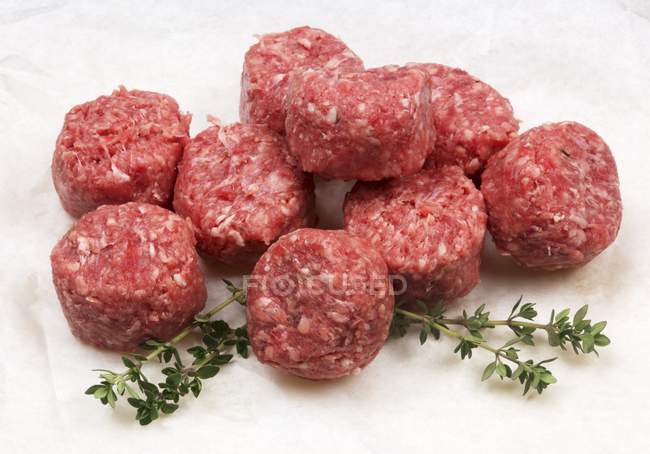 Boulettes de viande de bœuf crues aux herbes — Photo de stock