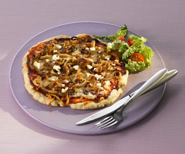 Pizza com cebola e queijo feta — Fotografia de Stock