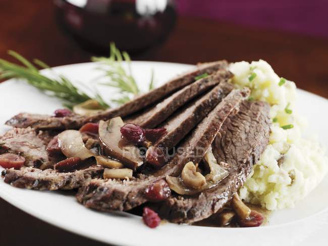 Sliced Brisket with Cranberries — Stock Photo