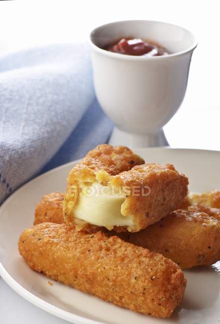 Сир Моцарелла палички з соусом — стокове фото