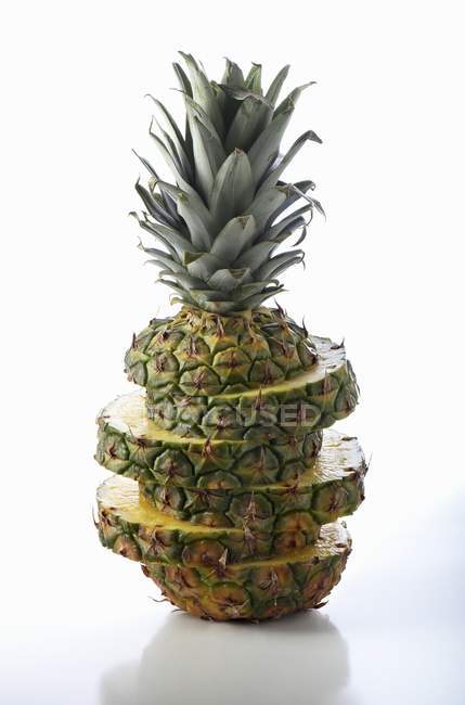 Ananas intero affettato e impilato — Foto stock
