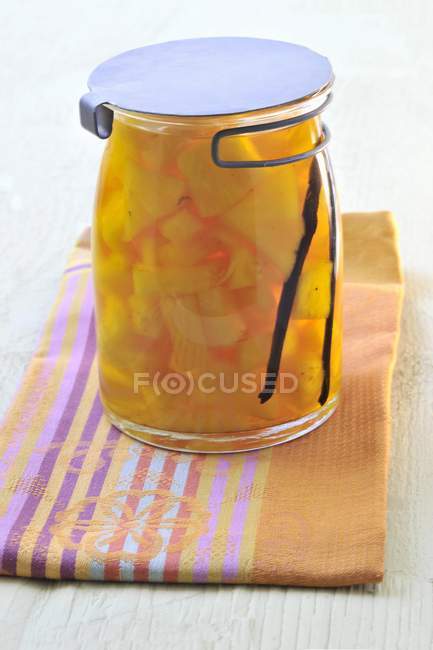 Pot de compote d'ananas — Photo de stock