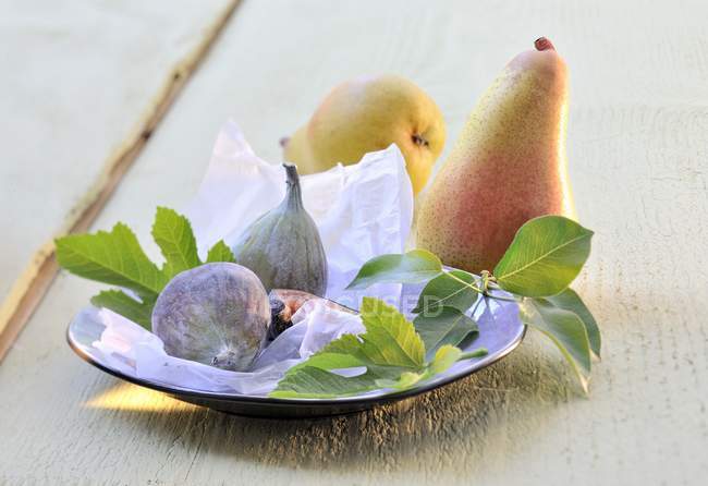 Poires et figues fraîches — Photo de stock