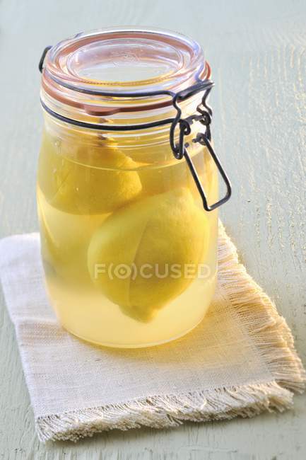 Limones en escabeche en frasco - foto de stock