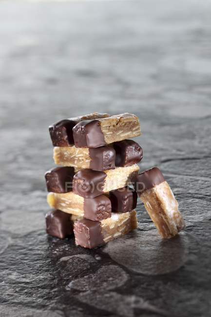 Biscoitos de vidro de chocolate empilhados — Fotografia de Stock