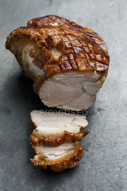 Carne de porco assada em fatias parciais — Fotografia de Stock