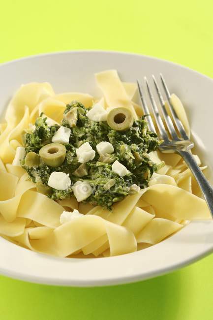 Tagliatelle pasta with spinach — Stock Photo