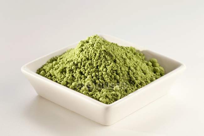 Thé vert Matcha japonais en poudre dans un plat blanc — Photo de stock