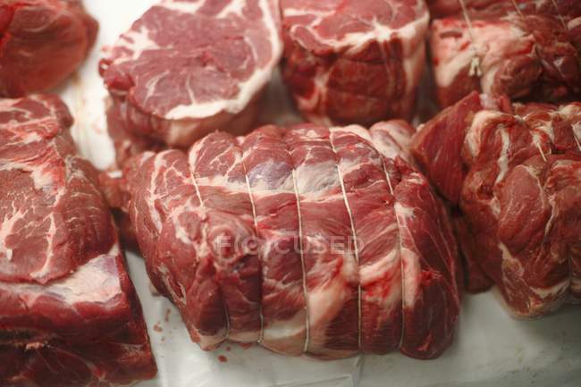 Carne di maiale cruda laminata e legata — Foto stock