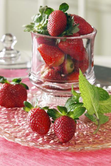 Fresas frescas en vidrio - foto de stock
