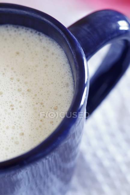 Vue rapprochée du lait de soja vanillé dans une tasse bleue — Photo de stock