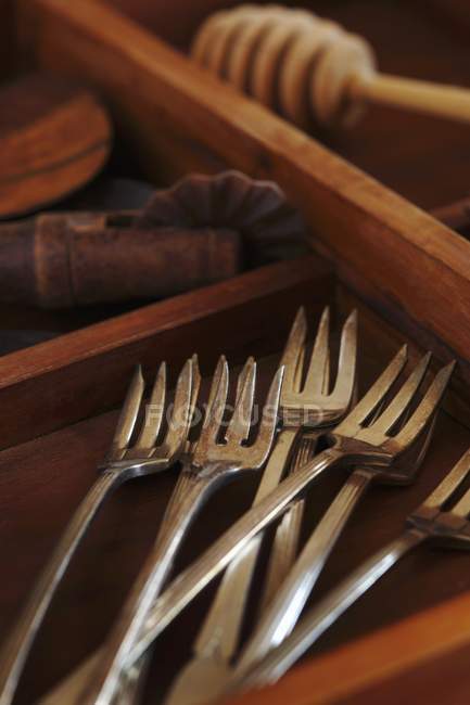 Vista close-up de garfos de prata antigos em uma caixa de madeira — Fotografia de Stock