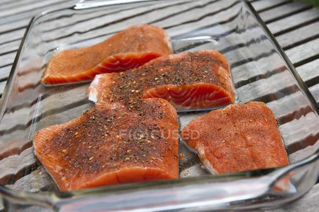 Secado de salmón crudo - foto de stock